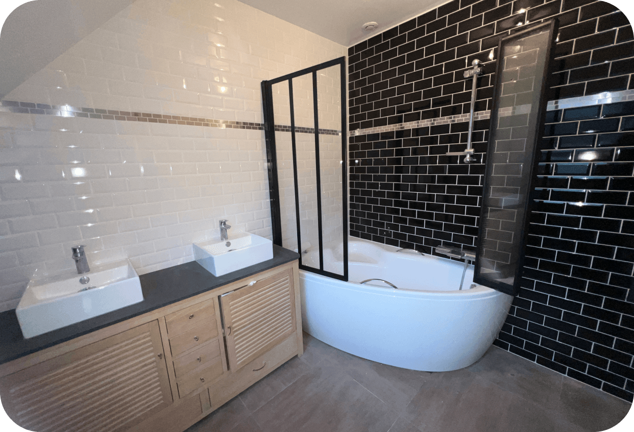 salle de bain moderne avec baignoire et carrelage