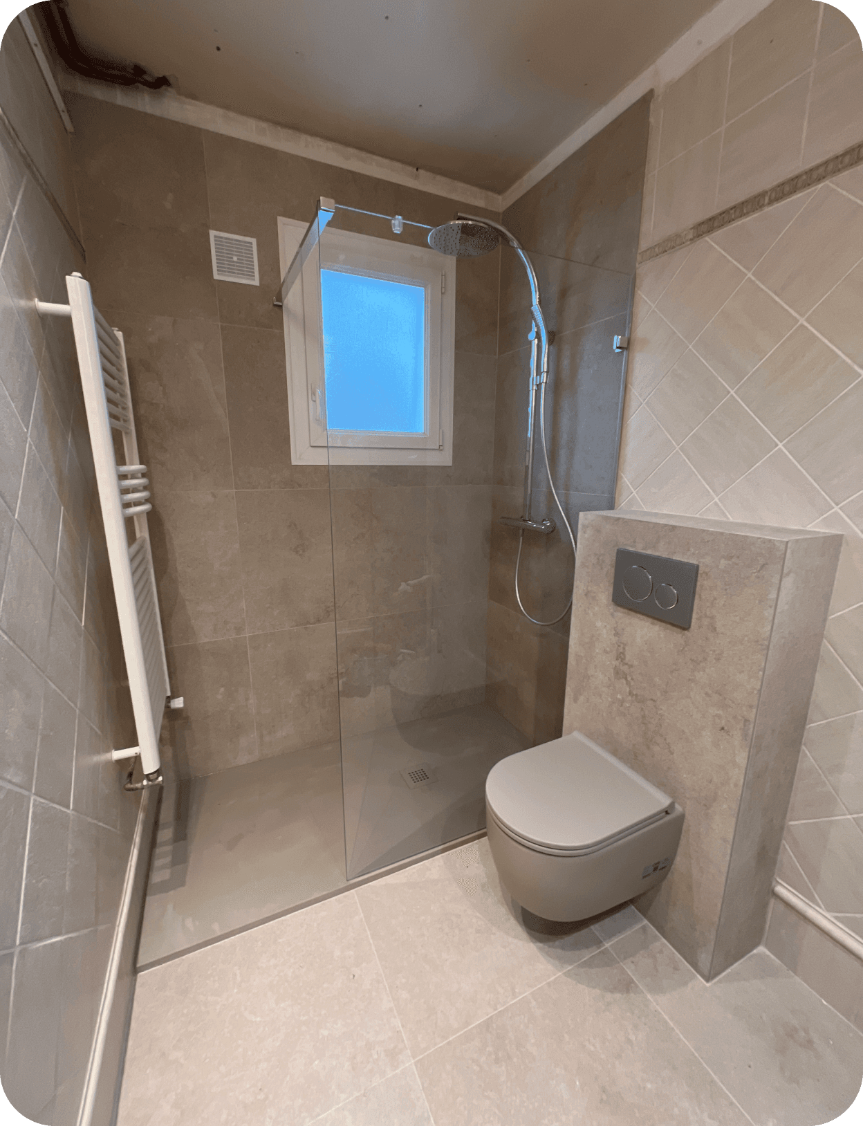 salle de bain marbre avec toiletre suspendu