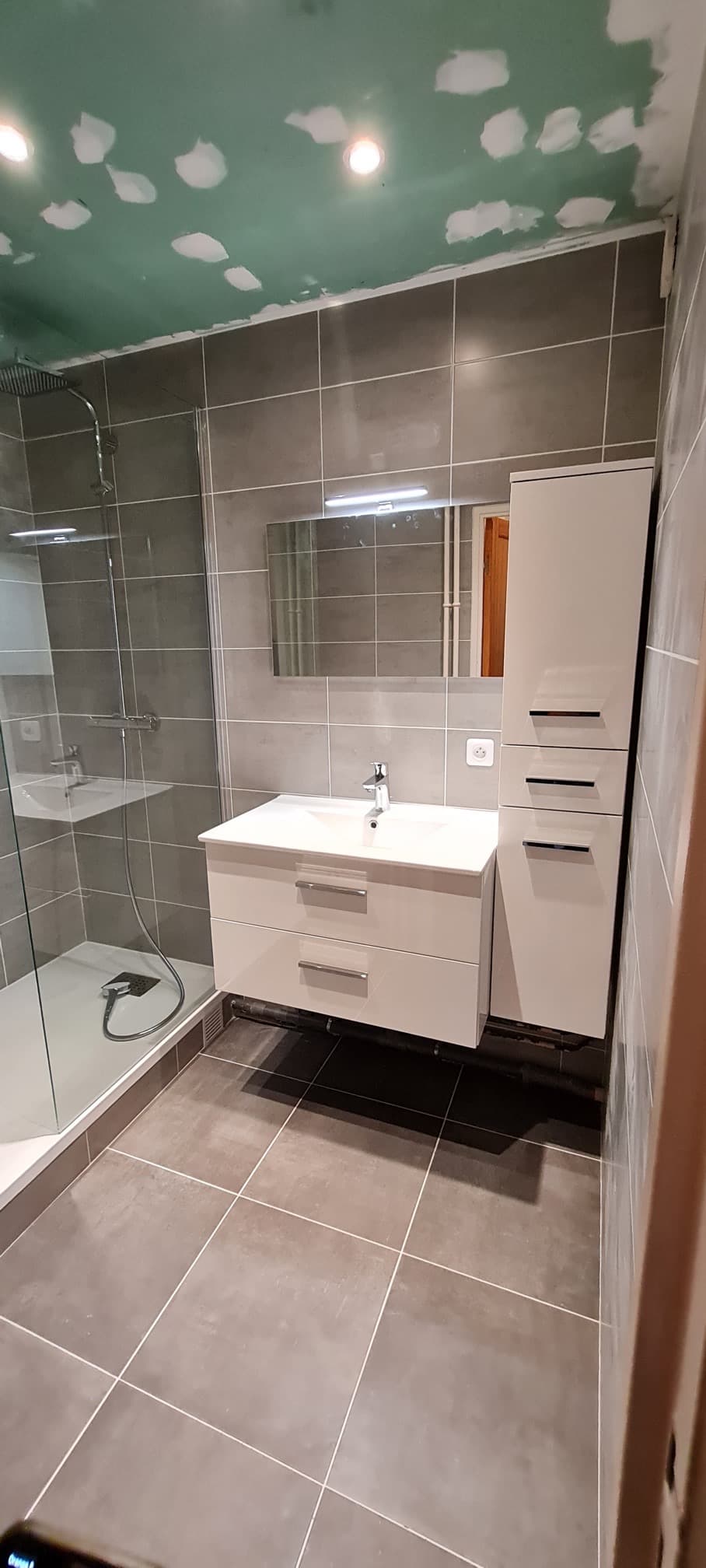 carrelage dans salle de bain avec vasque et douche
