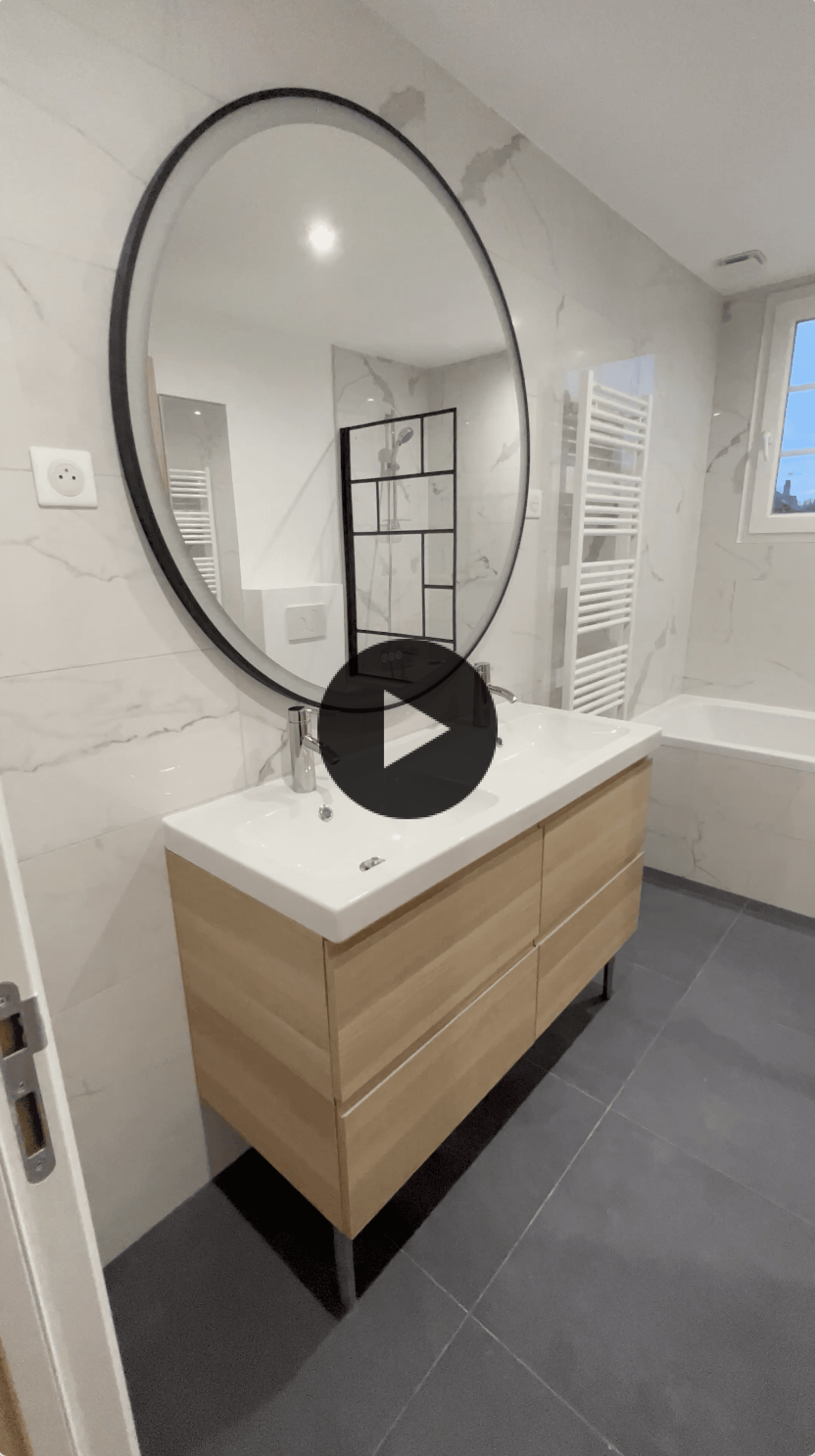salle de bain marbre moderne avec baignoire